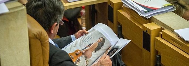 Revilla leyendo revista porno interviu en el parlamento