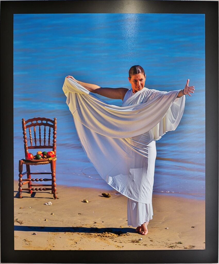 Sara Baras, bailaora de flamenco, bailando en una playa
